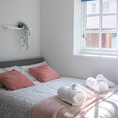 Lovely 3-Bedroom Apartment In Colchester Bagian luar foto