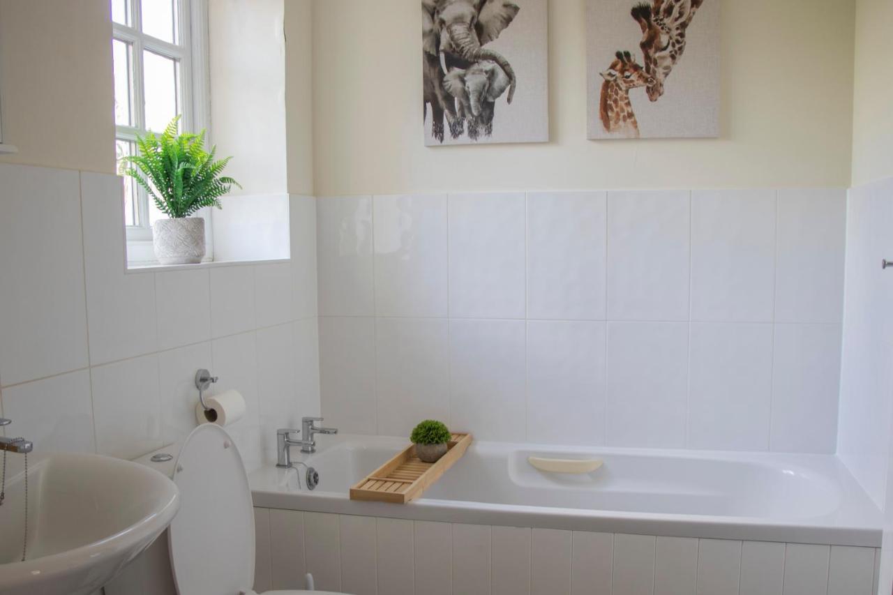 Lovely 3-Bedroom Apartment In Colchester Bagian luar foto