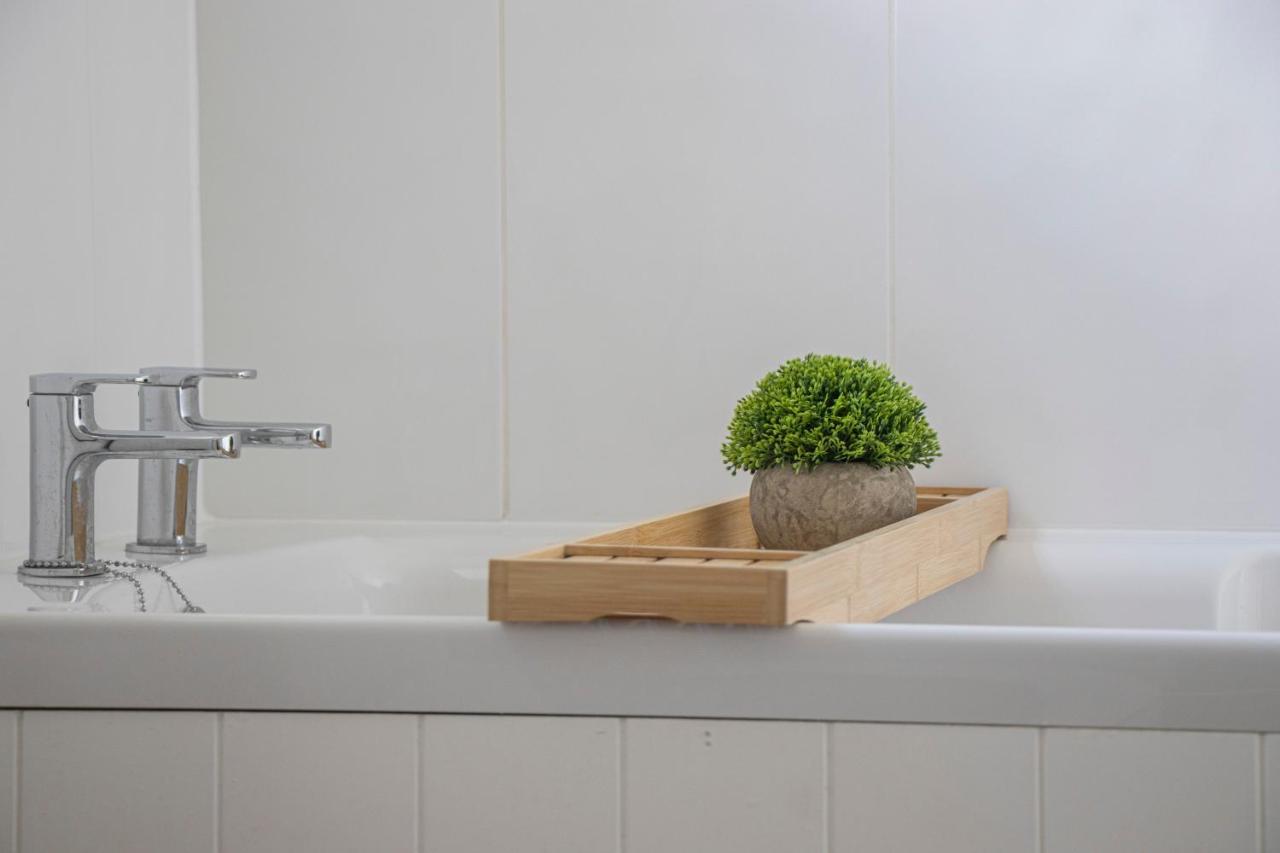 Lovely 3-Bedroom Apartment In Colchester Bagian luar foto